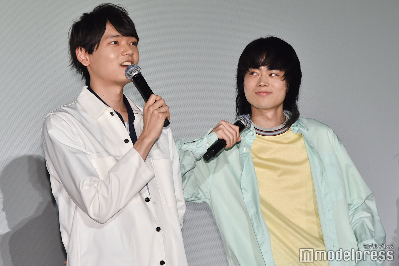 古川雄輝とじゃれ合う菅田将暉 （C）モデルプレス