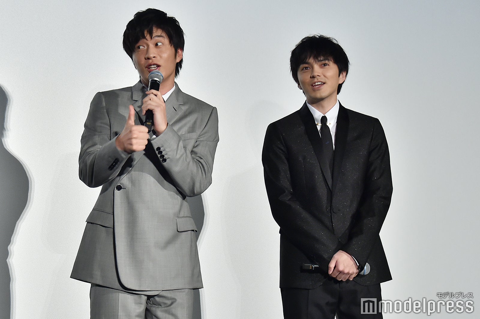 岡村隆史から「映画観たよ！（グー）」というメールが来たことを明かす田中圭（左）と、喜ぶ林遣都（右）／（C）モデルプレス