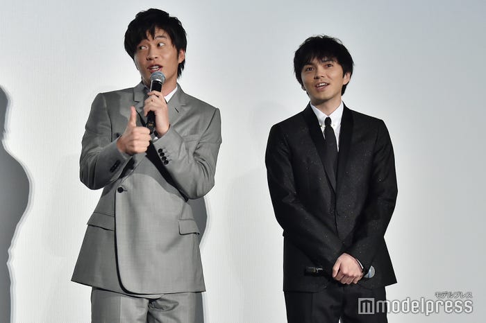 岡村隆史から「映画観たよ!(グー)」というメールが来たことを明かす田中圭(左)と、喜ぶ林遣都(右)/(C)モデルプレス