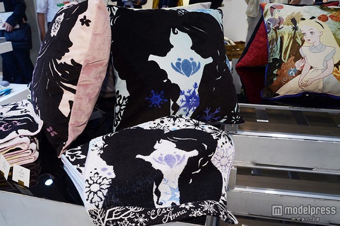 「インテリアライフスタイル」アナとエルサのクッションカバー