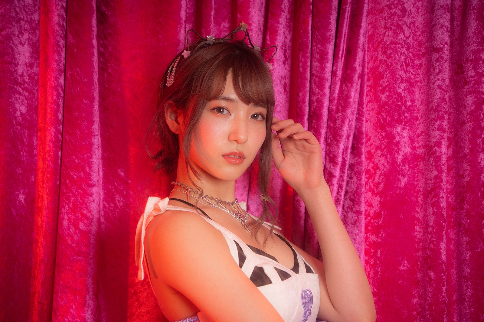 下尾みう「OUT OF 48」ビジュアル画像（C）OUTOF48