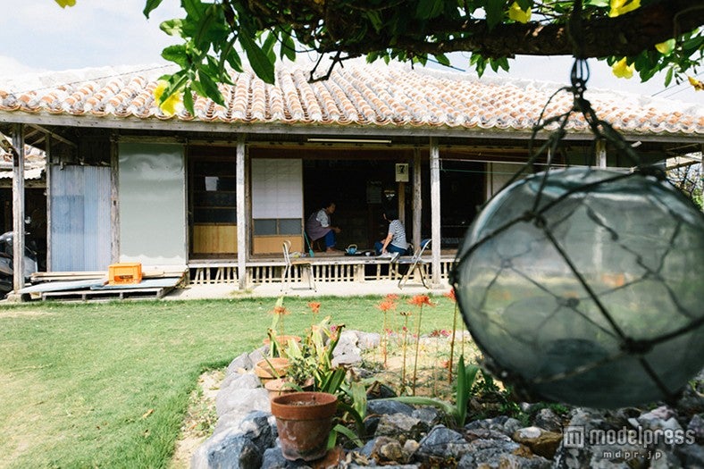 伊是名島の民家の縁側でおばあと語らう