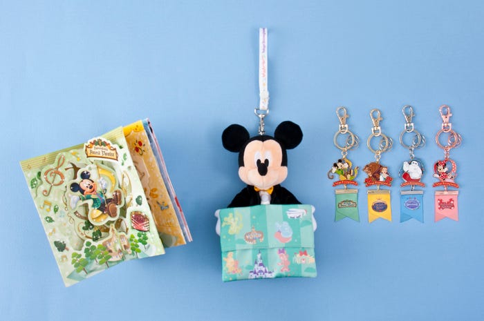 グリーティングカード 1000円/ポケットティッシュ入れ 2200円/キーチェーン 各1300円 (C)Disney