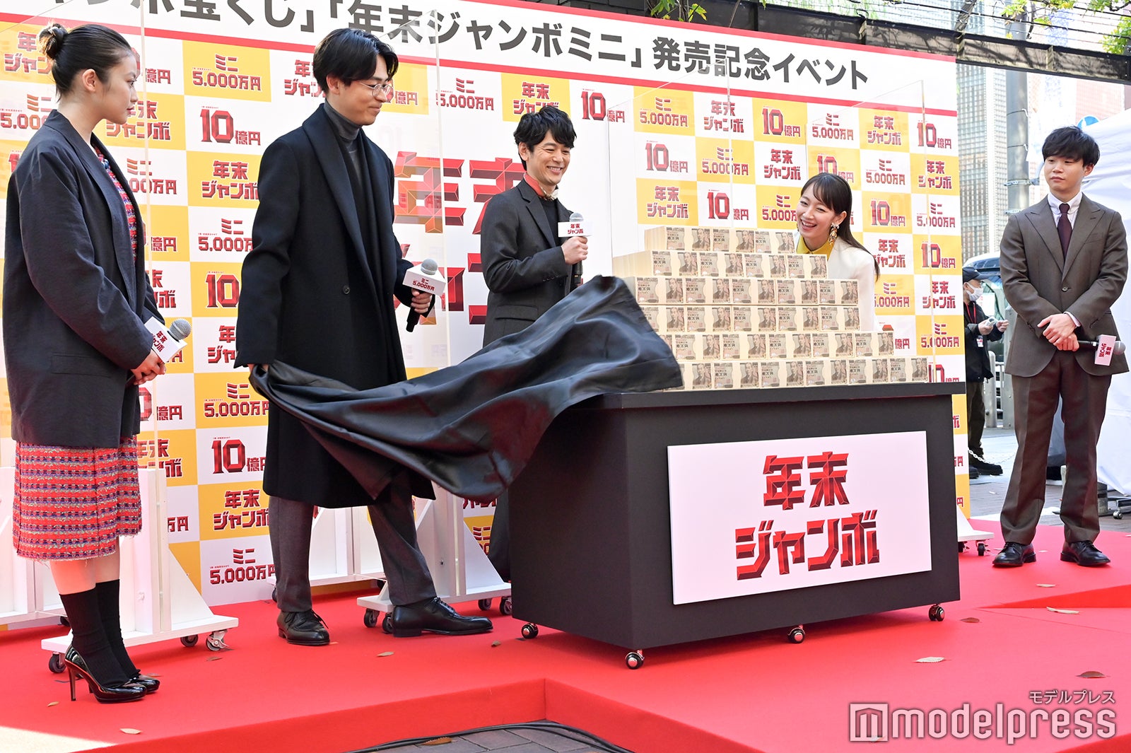 （左から）今田美桜、成田凌、妻夫木聡、吉岡里帆、矢本悠馬 （C）モデルプレス