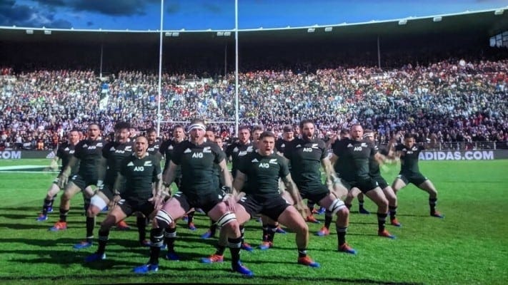 ※歓声の中、フィールドへ。選手の立場であらためてハカを観るとその威圧感がずっしりと