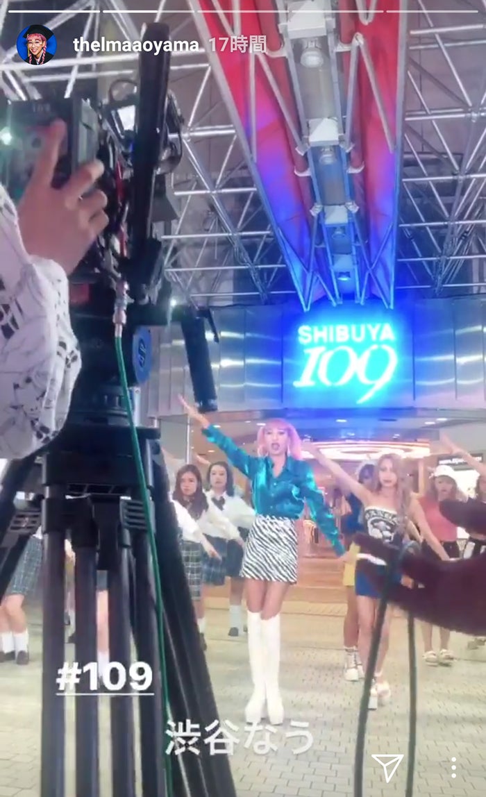渋谷109前でパラパラを踊る青山テルマとeggモデル/青山テルマInstagramより