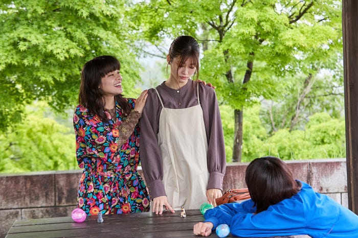 岸井ゆきの、生見愛瑠、清野菜名「日曜の夜ぐらいは…」第7話より(C)ABCテレビ