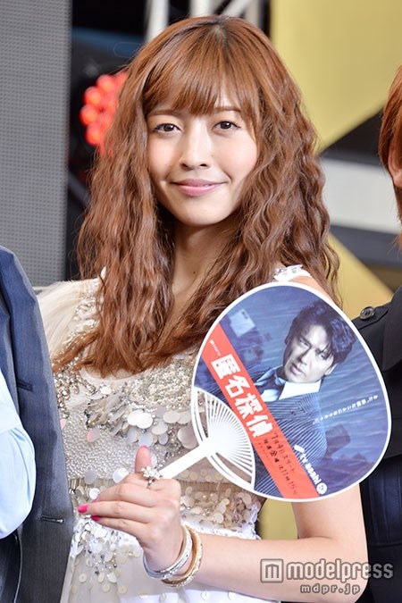 片瀬那奈、スラリ美脚を披露　高橋克典もびっくりの思い出話を語る