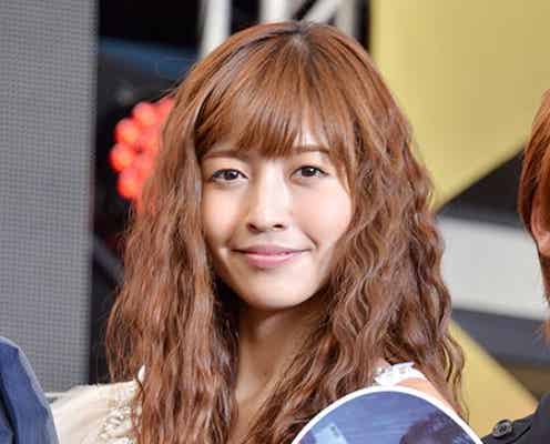 片瀬那奈、スラリ美脚を披露 高橋克典もびっくりの思い出話を語る