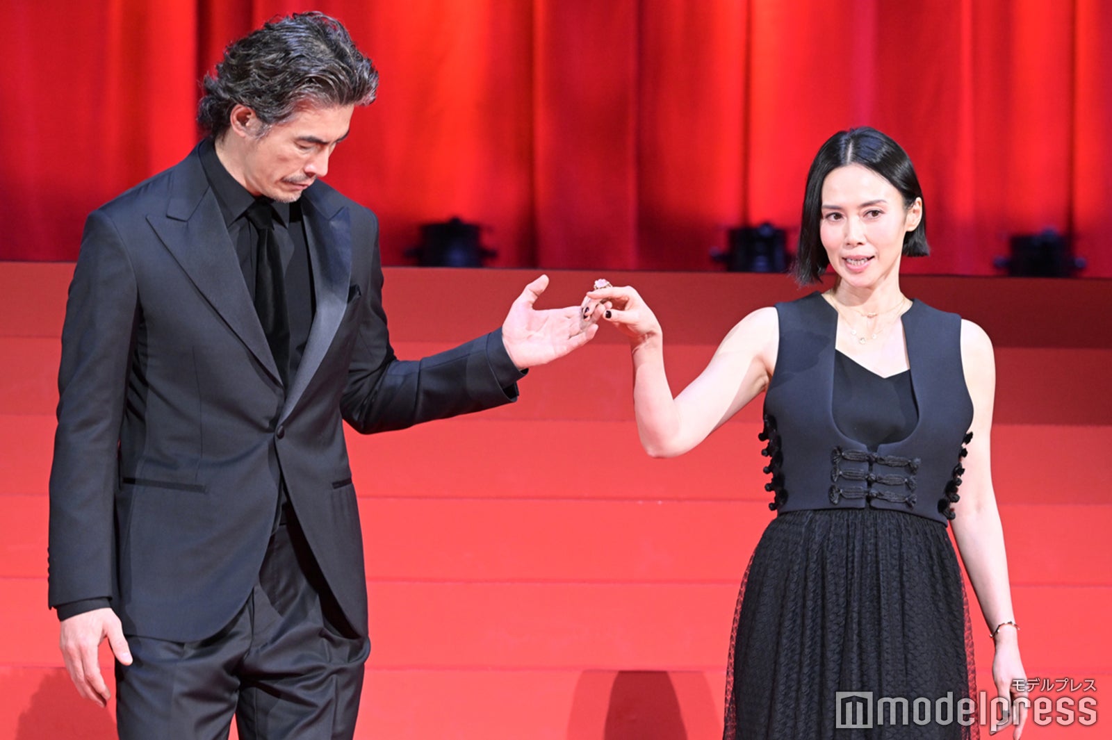 伊藤英明、中谷美紀（C）モデルプレス