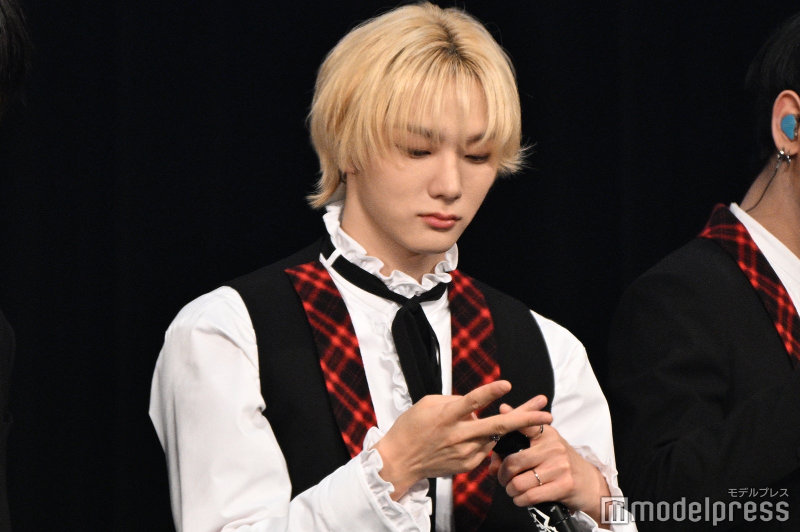 静かに数を数えるSUNGHO（ソンホ）（C）モデルプレス