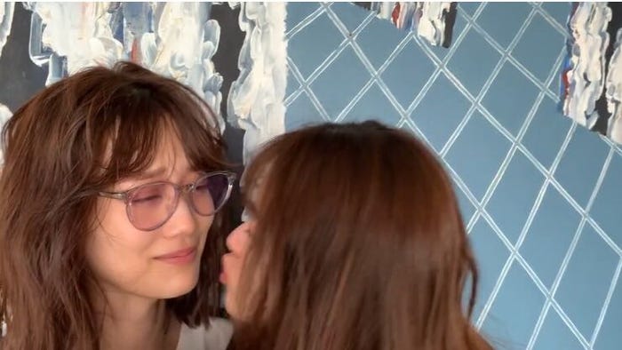 (左)松村沙友理にキスされる(右)山下美月(提供写真)