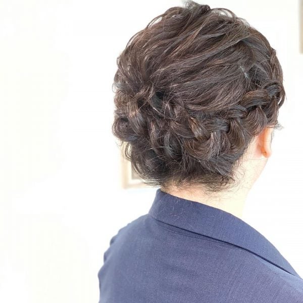 ぽっちゃりさん向け結婚式のお呼ばれヘアアレンジ15選！華やかな大人スタイル モデルプレス