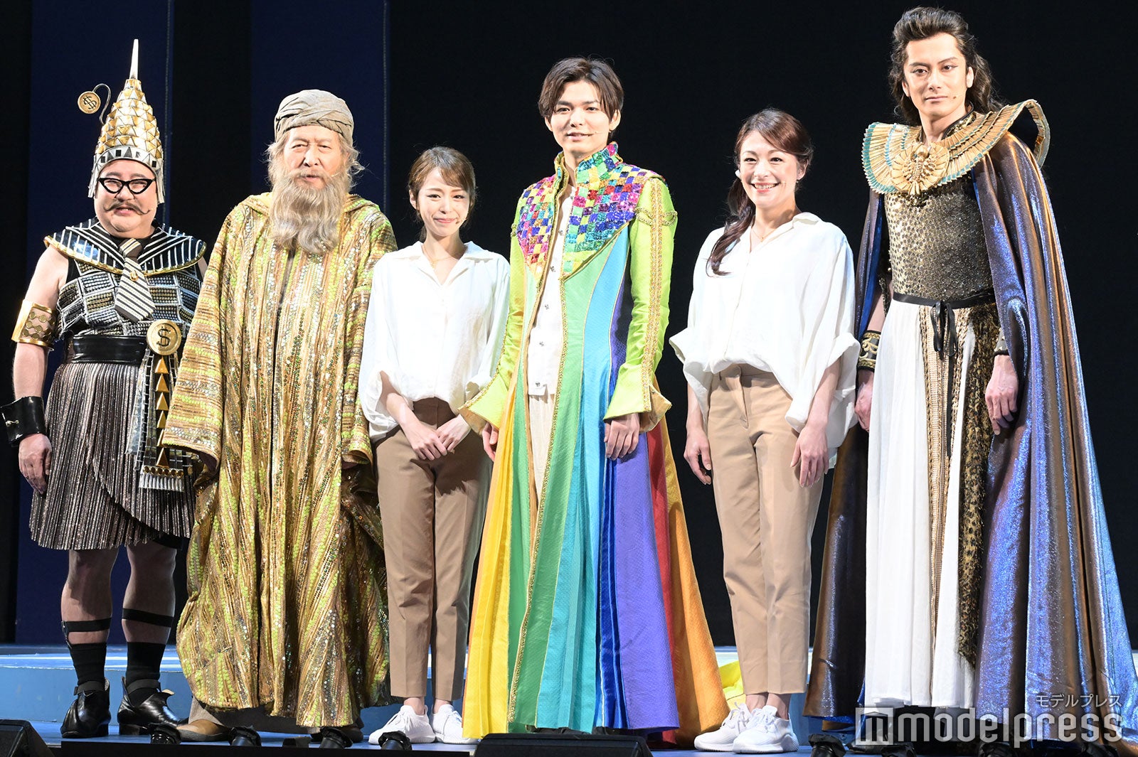 （左から）小浦一優（芋洗坂係長）、村井國夫、平野綾、薮宏太、シルビア・グラブ、小西遼生（C）モデルプレス