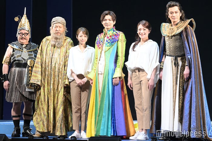 (左から)小浦一優(芋洗坂係長)、村井國夫、平野綾、薮宏太、シルビア・グラブ、小西遼生(C)モデルプレス