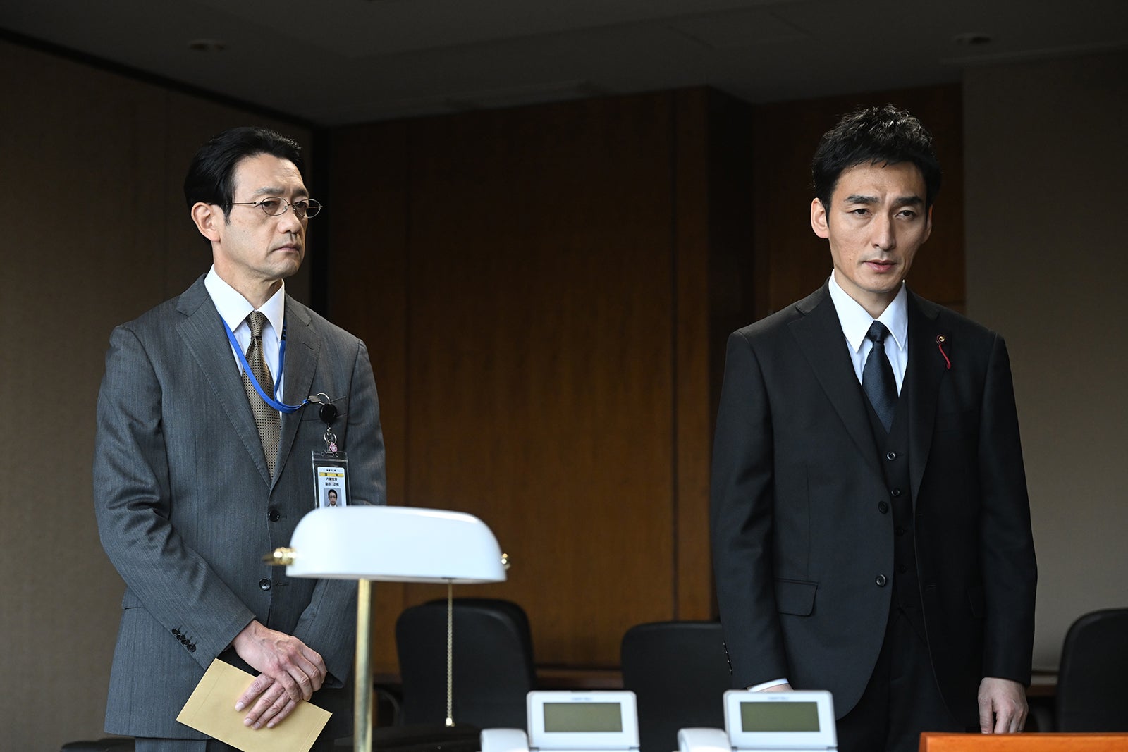 飯田基祐、草なぎ剛 「罠の戦争」第10話より（C）カンテレ