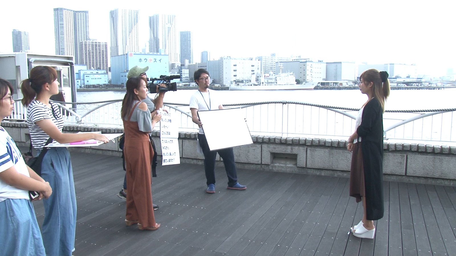 偽ロケ中のでっぱりん／「あいのり：Asian Journey」第22話より（C）フジテレビ