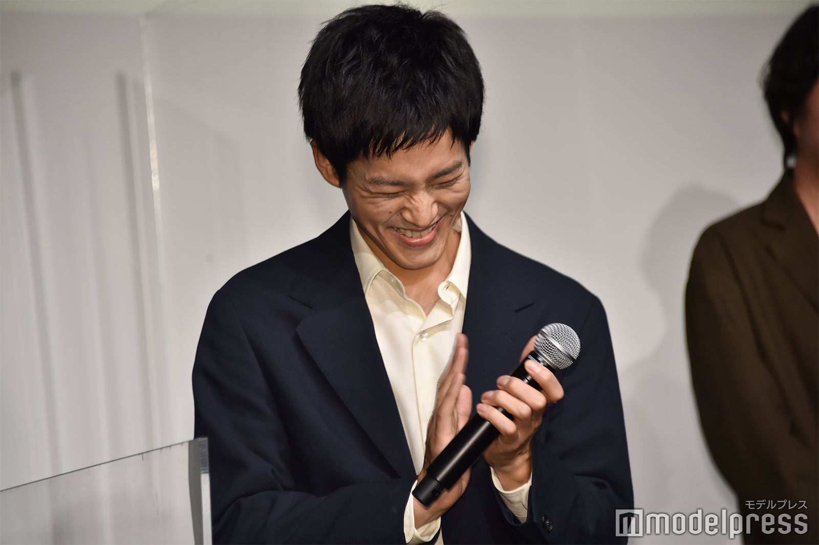 “俳優・コカドケンタロウ”挨拶に爆笑する松坂桃李 （C）モデルプレス