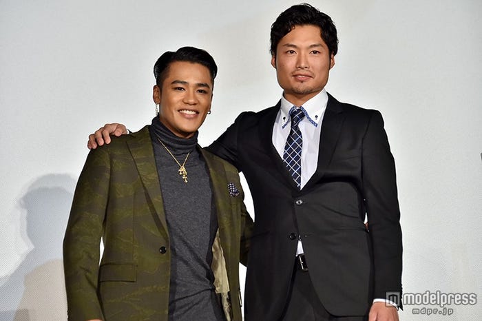 (左から)ELLY、八木将康