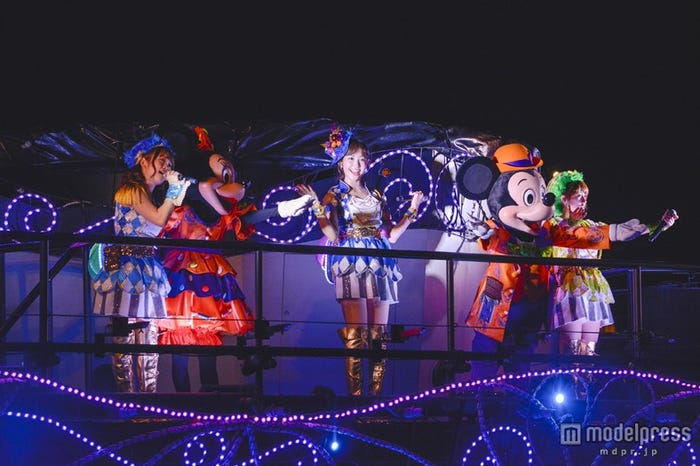 スペシャルショー「Halloween Party with AKB48」/(C)Disney