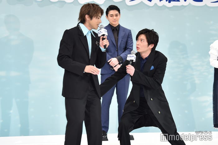 山田裕貴のジャンプスタートを手伝おうとする田中圭(C)モデルプレス