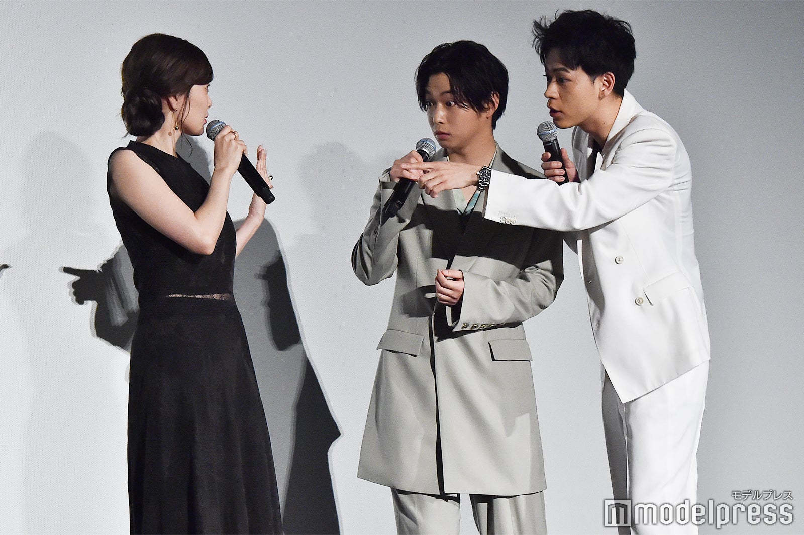 白石麻衣のダイヤのアクセサリーを見て驚く千葉雄大、成田凌 （C）モデルプレス