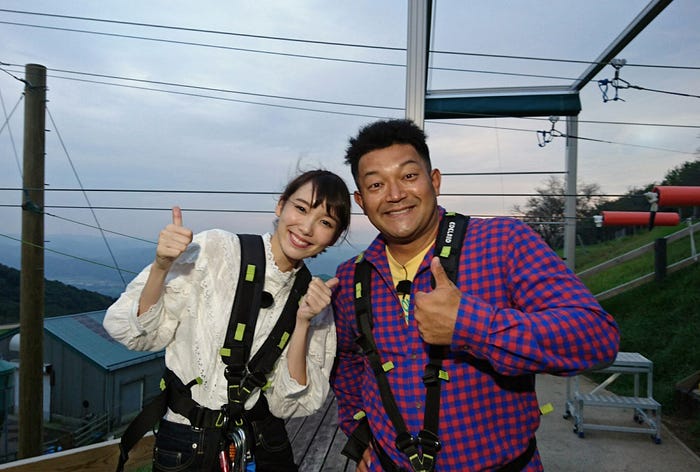 飯豊まりえ、山口智充(C)関西テレビ
