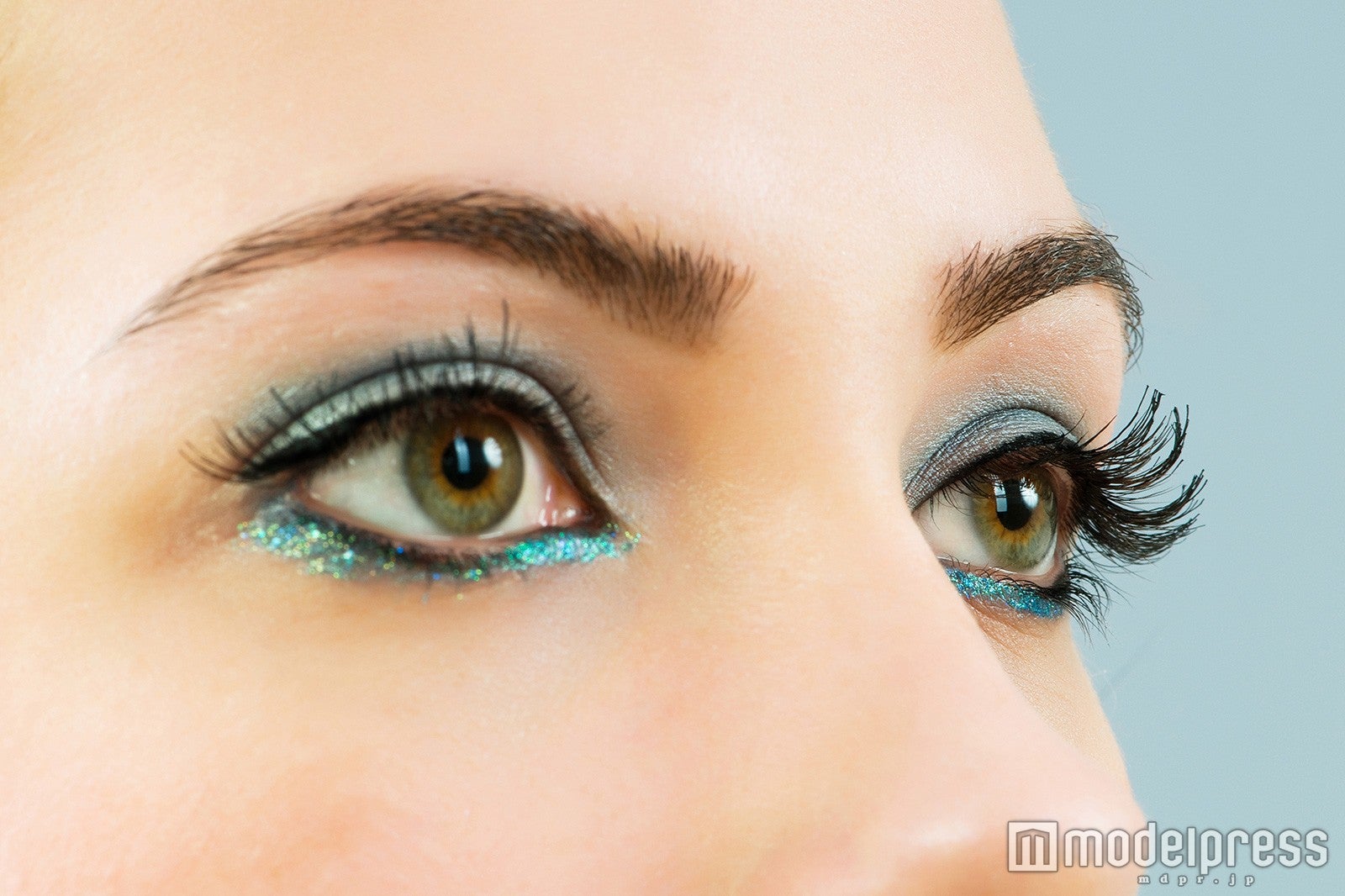 涙袋にシャドウをのせるのもオススメ（Photo by Elnur）