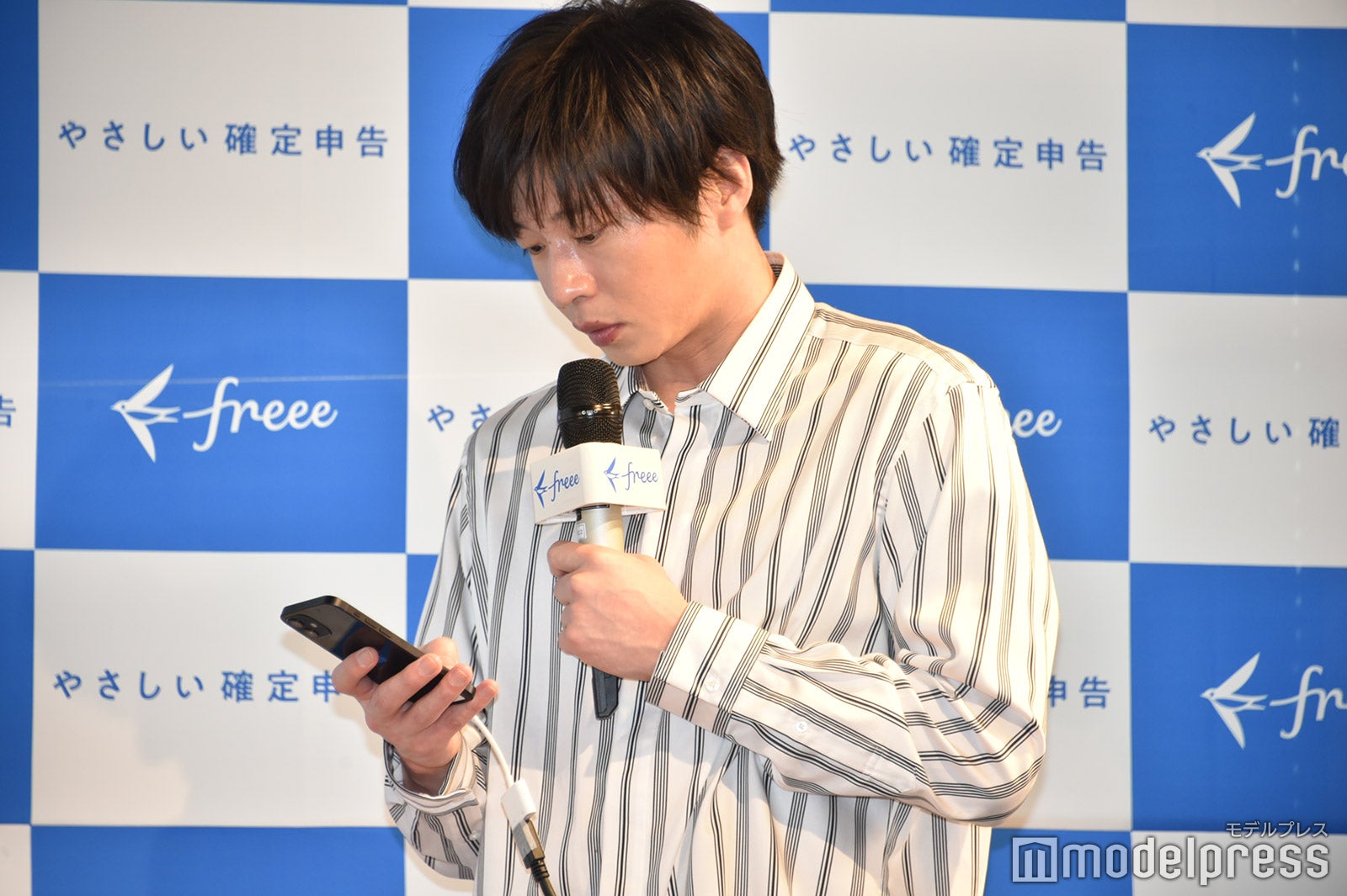 アプリを試す田中圭（C）モデルプレス