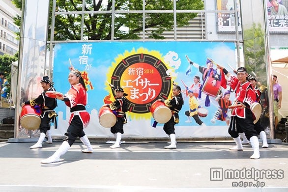 新宿エイサーまつり／画像提供：沖縄グルメフェスタ実行委員会、新宿エイサーまつり大会委員会