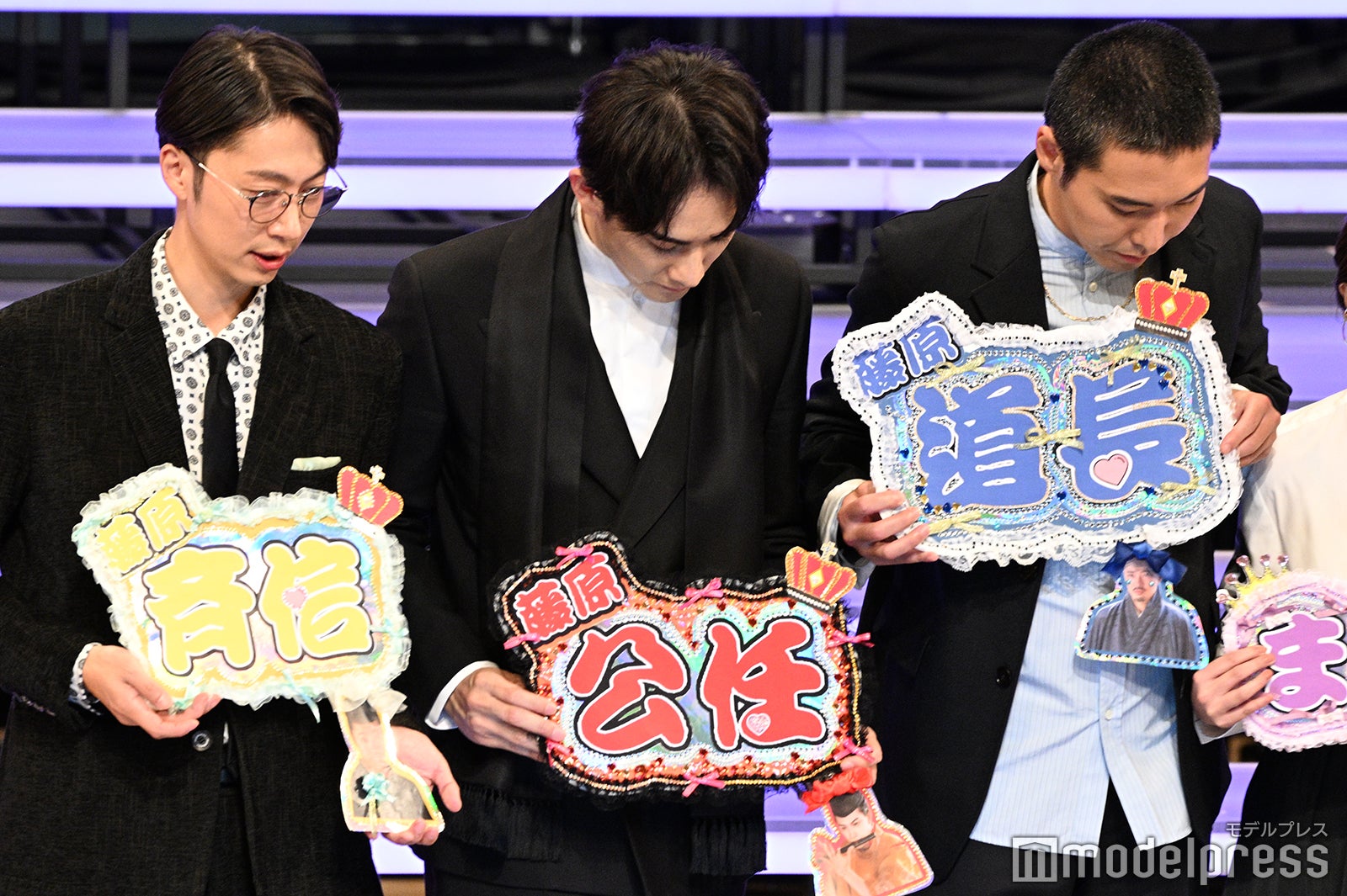 ネームボードを持って写真撮影する金田哲、町田啓太、柄本佑（C）モデルプレス