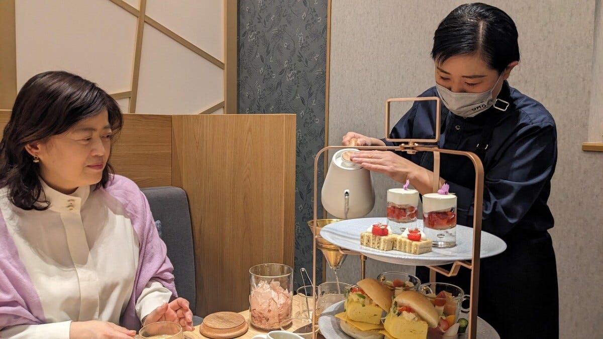 OMO7大阪では、アフタヌーンティーならぬ、大阪のだし文化を追求した「アフタヌーンだし」をカフェで提供