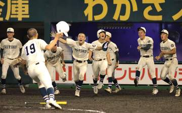 報徳学園4強でセンバツ当確 谷口連続イニング無失点60でストップも執念10回5失点149球完投「気持ちで抑えるしかなかった」味方に感謝