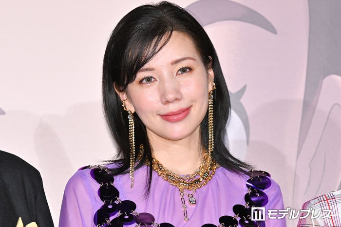 仲里依紗、奇抜グリーンヘアに大胆イメチェン「派手髪似合う」「さすが」と反響続々