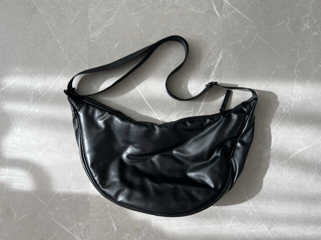 レザータッチラウンドバッグ　置き画