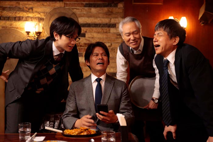 中島健人、織田裕二、モロ師岡、勝村政信「シッコウ!!~犬と私と執行官~」第5話より(C)テレビ朝日