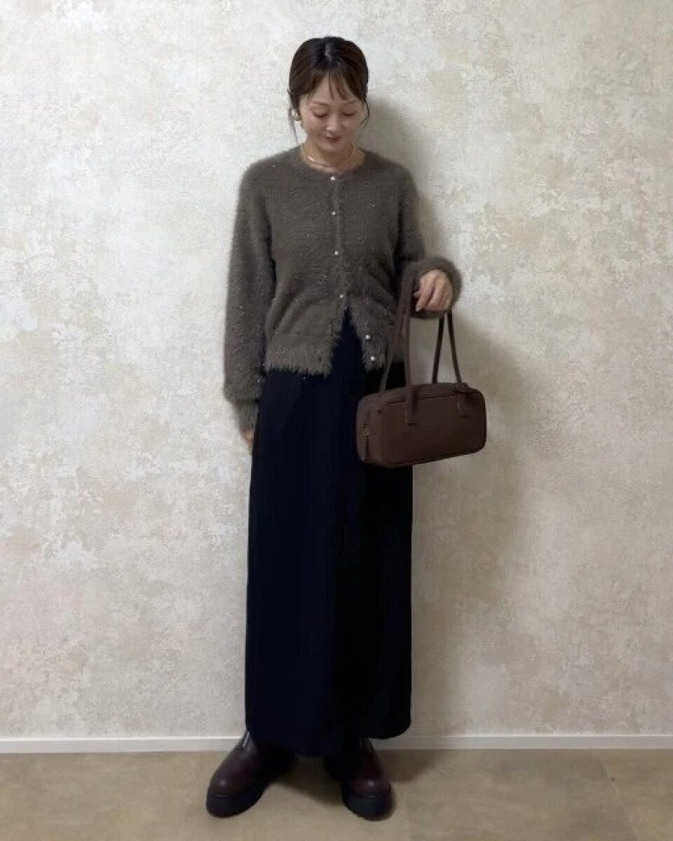 2026gu女性おすすめシャイニークルーネックカーディガンお手本コーデ