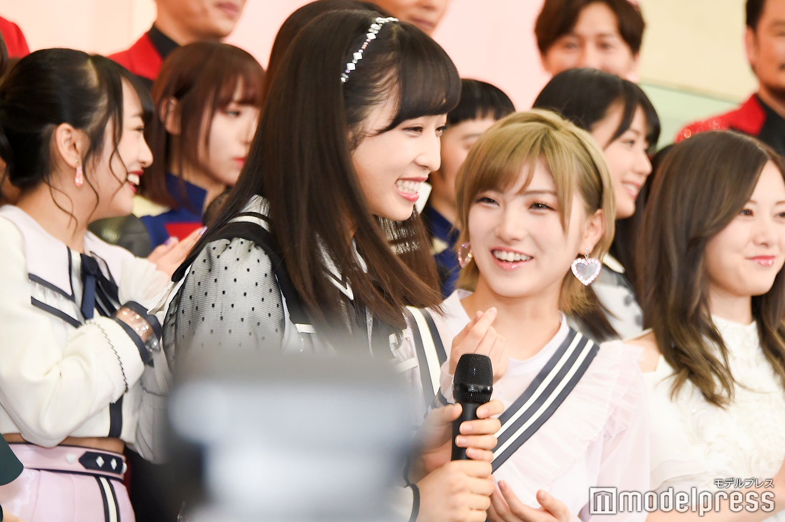 スタッフではなくISSAが直接小栗有以にマイクを渡し笑う一同 （C）モデルプレス