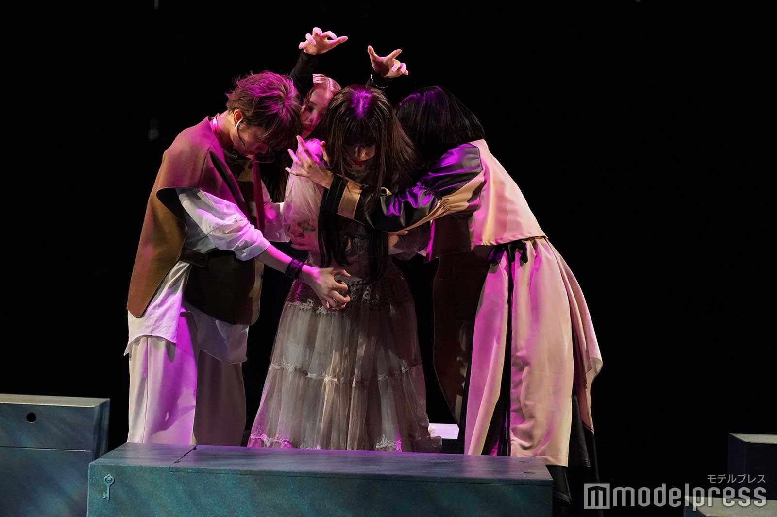 囲まれる松村沙友理「雨の塔」ゲネプロの様子（C）モデルプレス