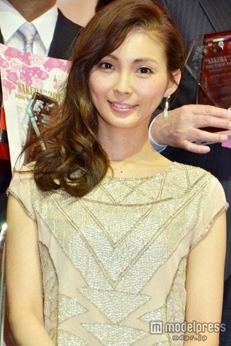 押切もえ、春色ミニドレスでスラリ美脚披露　授賞式に華を添える