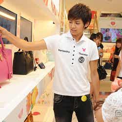 お客さんにお似合いのバッグを選ぶ片寄涼太