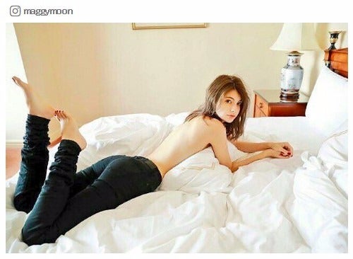 マギー ベッドで 上半身裸 ショットに反響 背中が美しい セクシーすぎる モデルプレス
