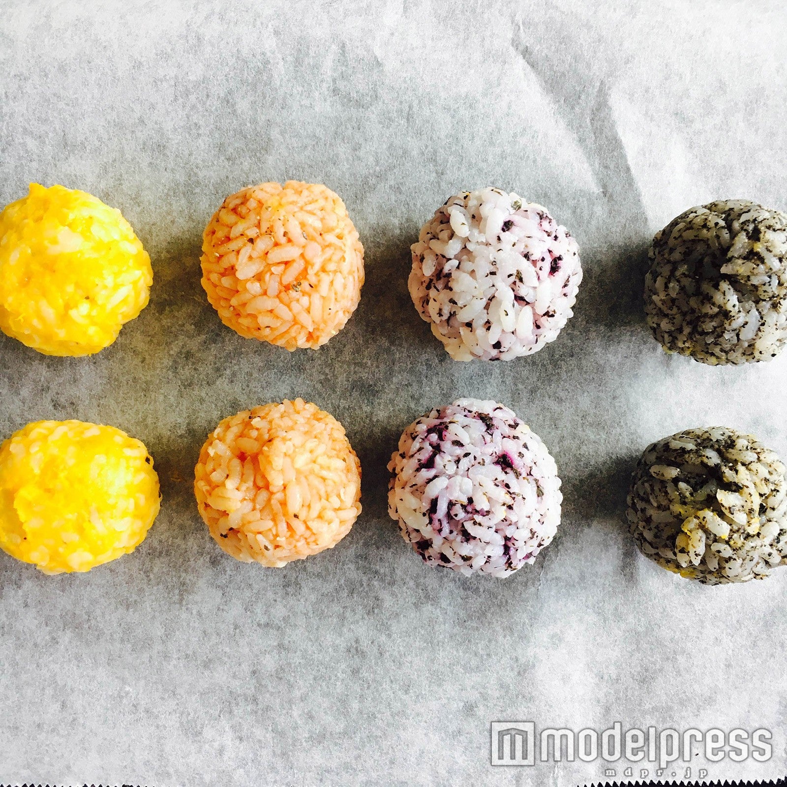 ご飯を丸めよう／画像提供：柏原歩