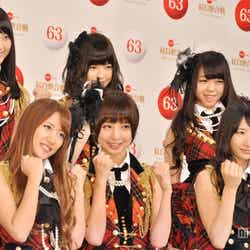 上段左から:松井玲奈、島崎遥香、峯岸みなみ 下段左から:高橋みなみ、篠田麻里子、柏木由紀