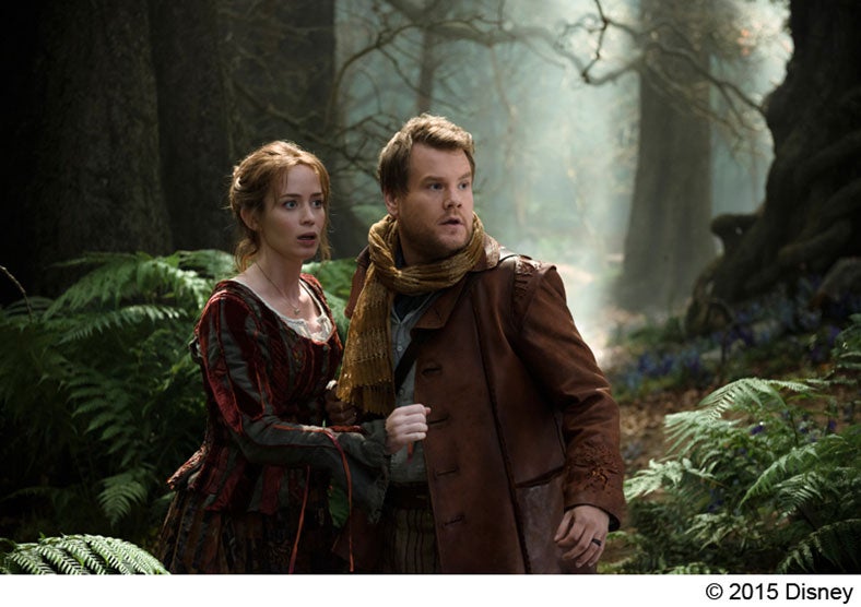 （左から）パン屋の妻役のエミリー・ブラン、パン屋の主人役のジェームズ・コーデン