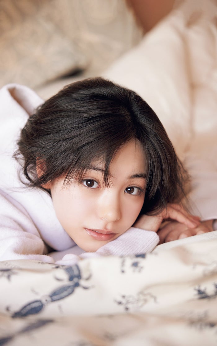 當真あみ、キュートな上目遣い 制服姿・校外学習…青春グラビア披露