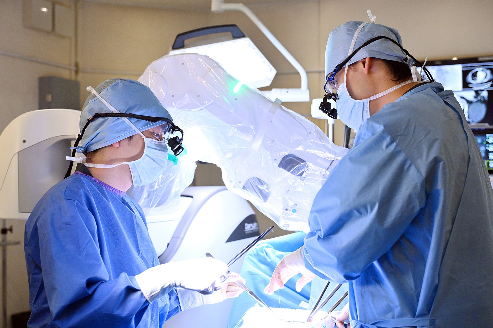 二宮和也、竹内涼真「ブラックペアン シーズン２」第9話より（C）TBS