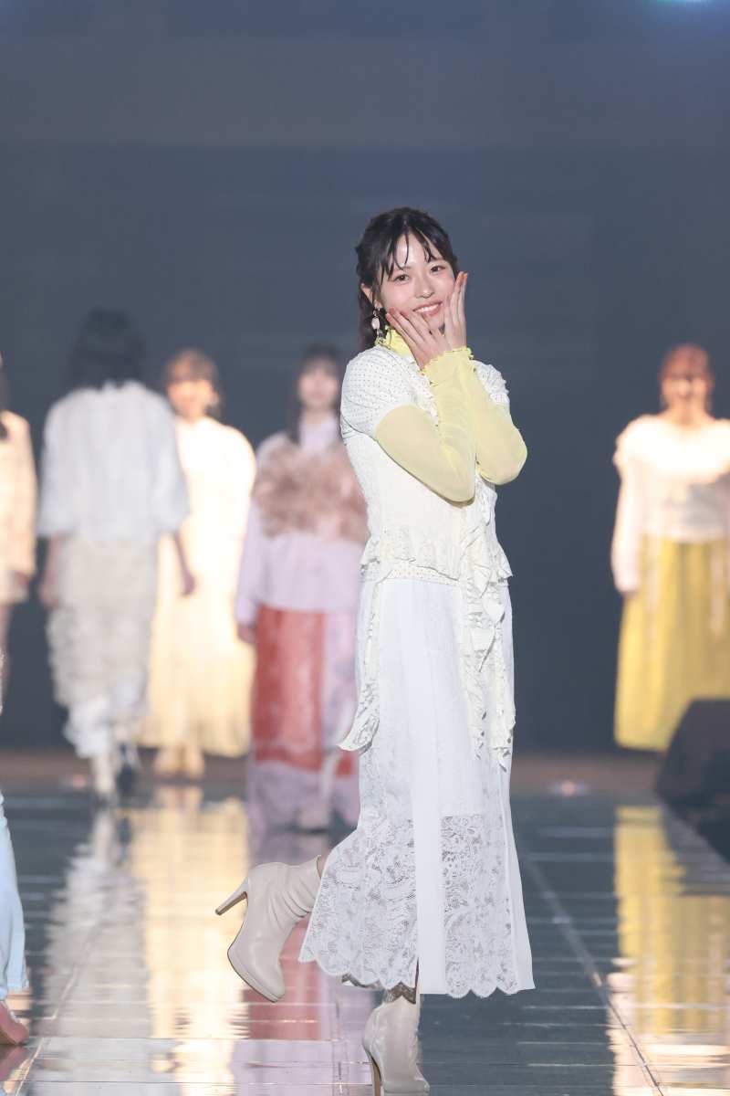 日向坂46正源司陽子、レースで魅せる大人ガーリースタイル キュートなポージングも