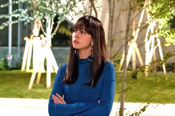 “冷ややかユリカ”の新木優子/「モトカレマニア」より(C)フジテレビ