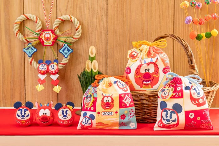 ぬいぐるみチャーム各900円、きんちゃくセット2,400円、しめ飾り3,900円(C)Disney